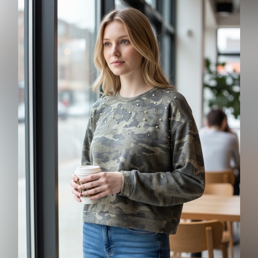 EXPRESS L Camo Camouflage Distressed Crystal Sweatshirt  R$69